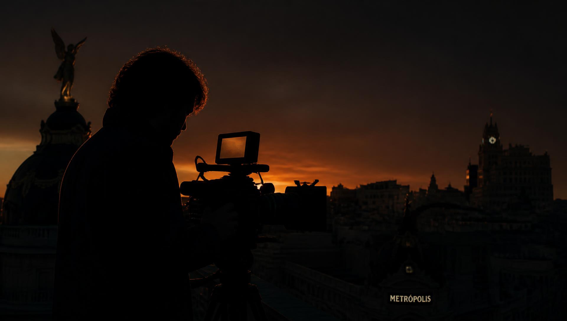 Hector Benítez operating a cinema camera on a Madrid rooftop at dusk